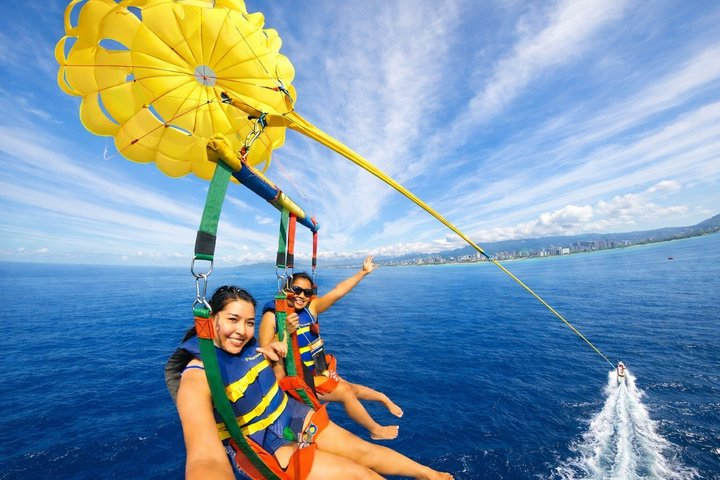 Parasailing in Waikiki from Oahu Hawaii - Photo 1 of 11